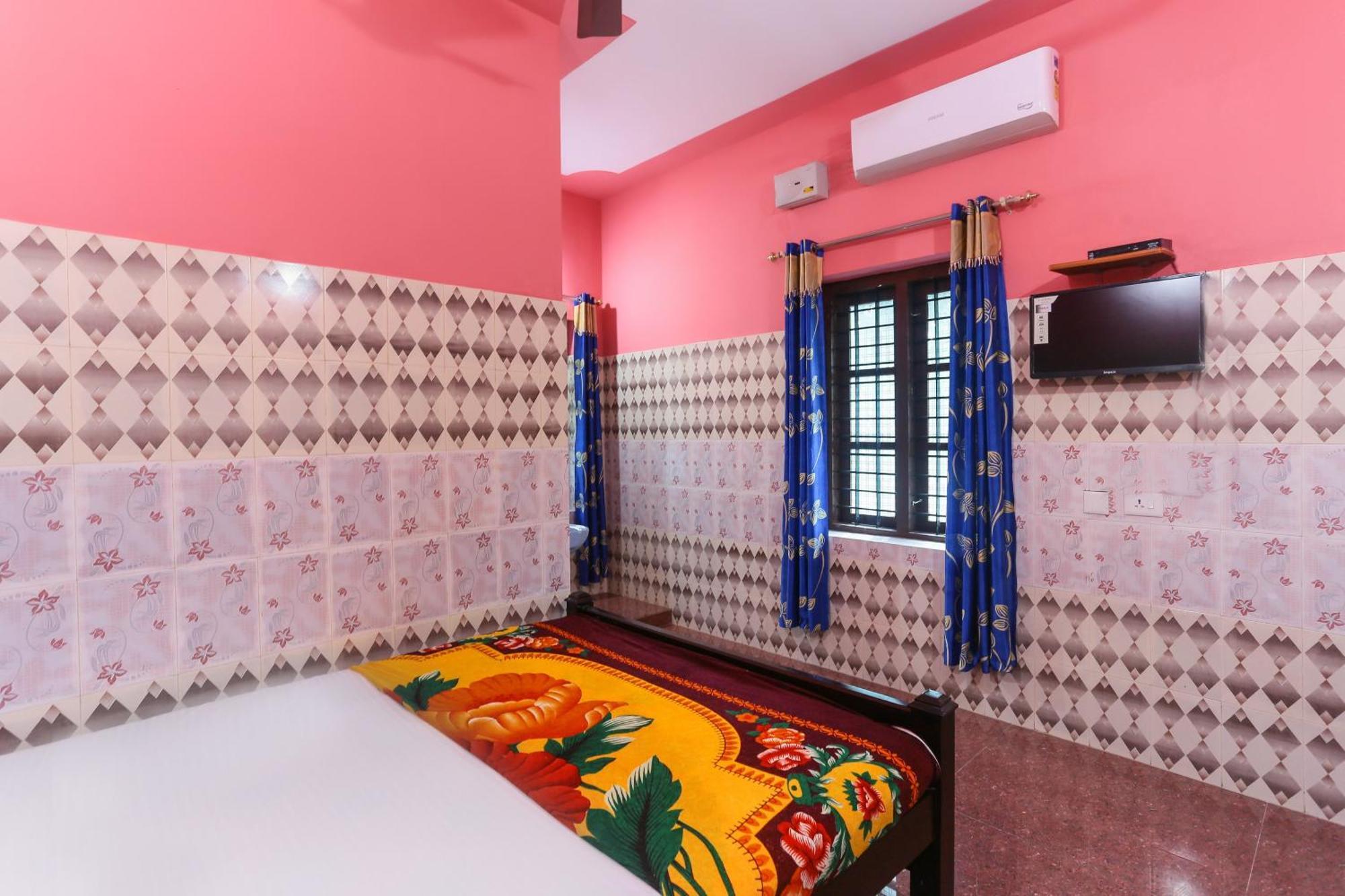 קולאם Hotel O Sree Bhadra Tourist Home מראה חיצוני תמונה