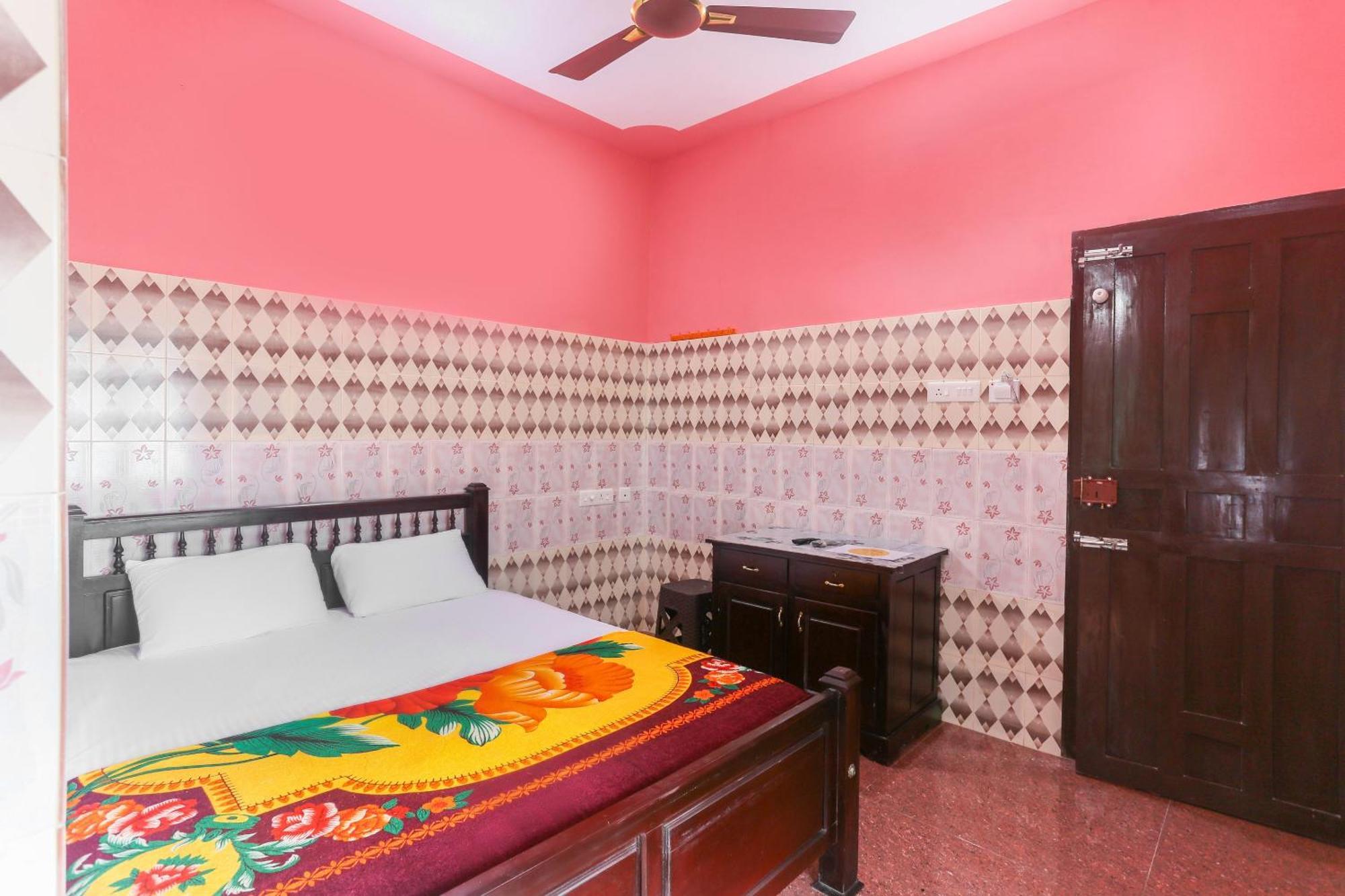 קולאם Hotel O Sree Bhadra Tourist Home מראה חיצוני תמונה